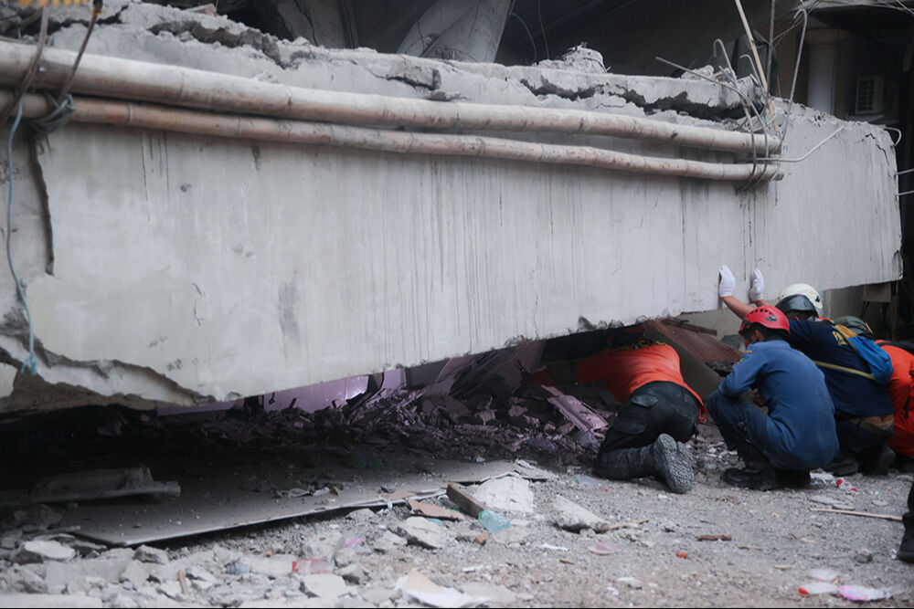 Endonezya'daki faciada ölü sayısı arttı! Okul binası çöktü, onlarca çocuk kayıp - 6. Resim