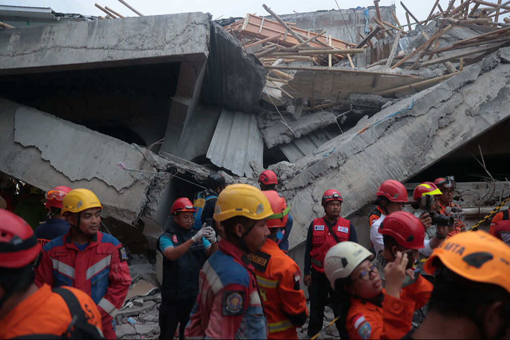 Endonezya'daki faciada ölü sayısı arttı! Okul binası çöktü, onlarca çocuk kayıp - 4. Resim