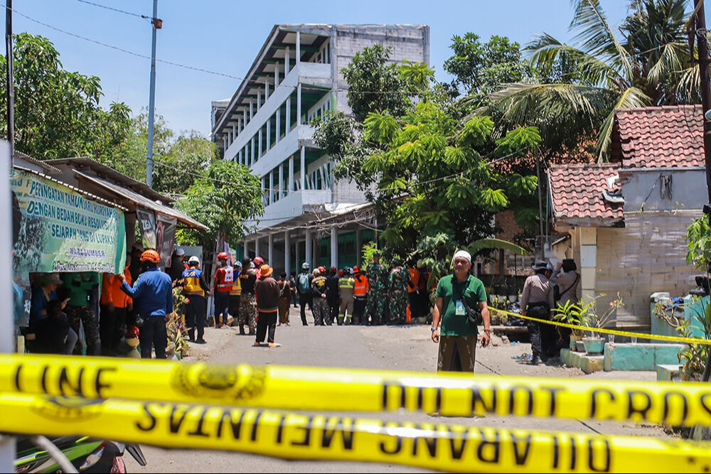 Endonezya'daki faciada ölü sayısı arttı! Okul binası çöktü, onlarca çocuk kayıp - 1. Resim