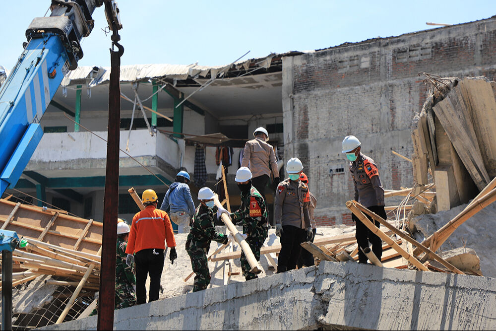 Endonezya'daki faciada ölü sayısı arttı! Okul binası çöktü, onlarca çocuk kayıp - 2. Resim