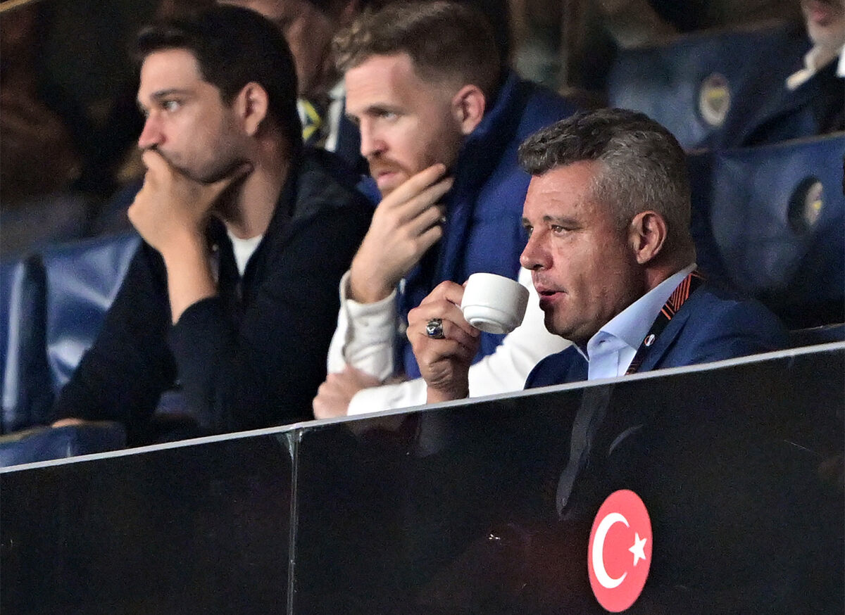 Fenerbahçe'de Başkan Saran'dan 'Devin Özek'i gönderme' diyen taraftara cevap! - 1. Resim