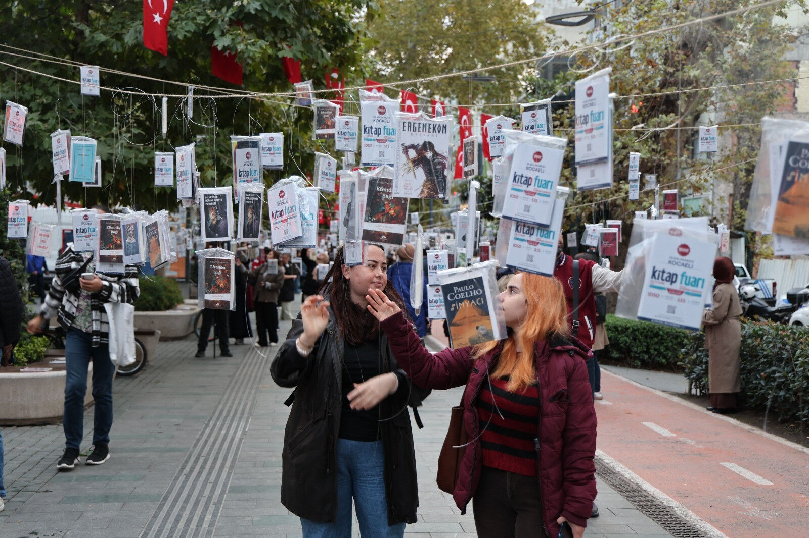 Gelenek bozulmadı, Kocaeli’de kitaplar yine ağaçlarda açtı Gelenek bozulmadı, Kocaeli’de kitaplar yine ağaçlarda açtı - 1. Resim