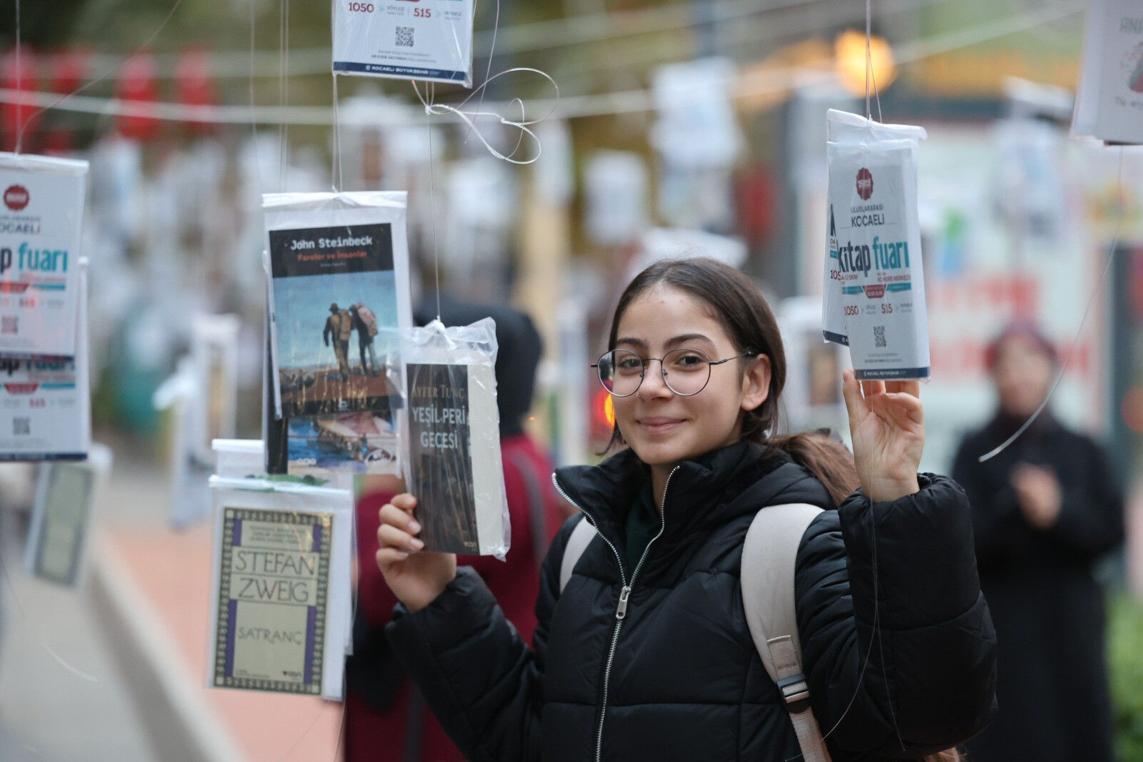 Gelenek bozulmadı, Kocaeli’de kitaplar yine ağaçlarda açtı Gelenek bozulmadı, Kocaeli’de kitaplar yine ağaçlarda açtı - 4. Resim