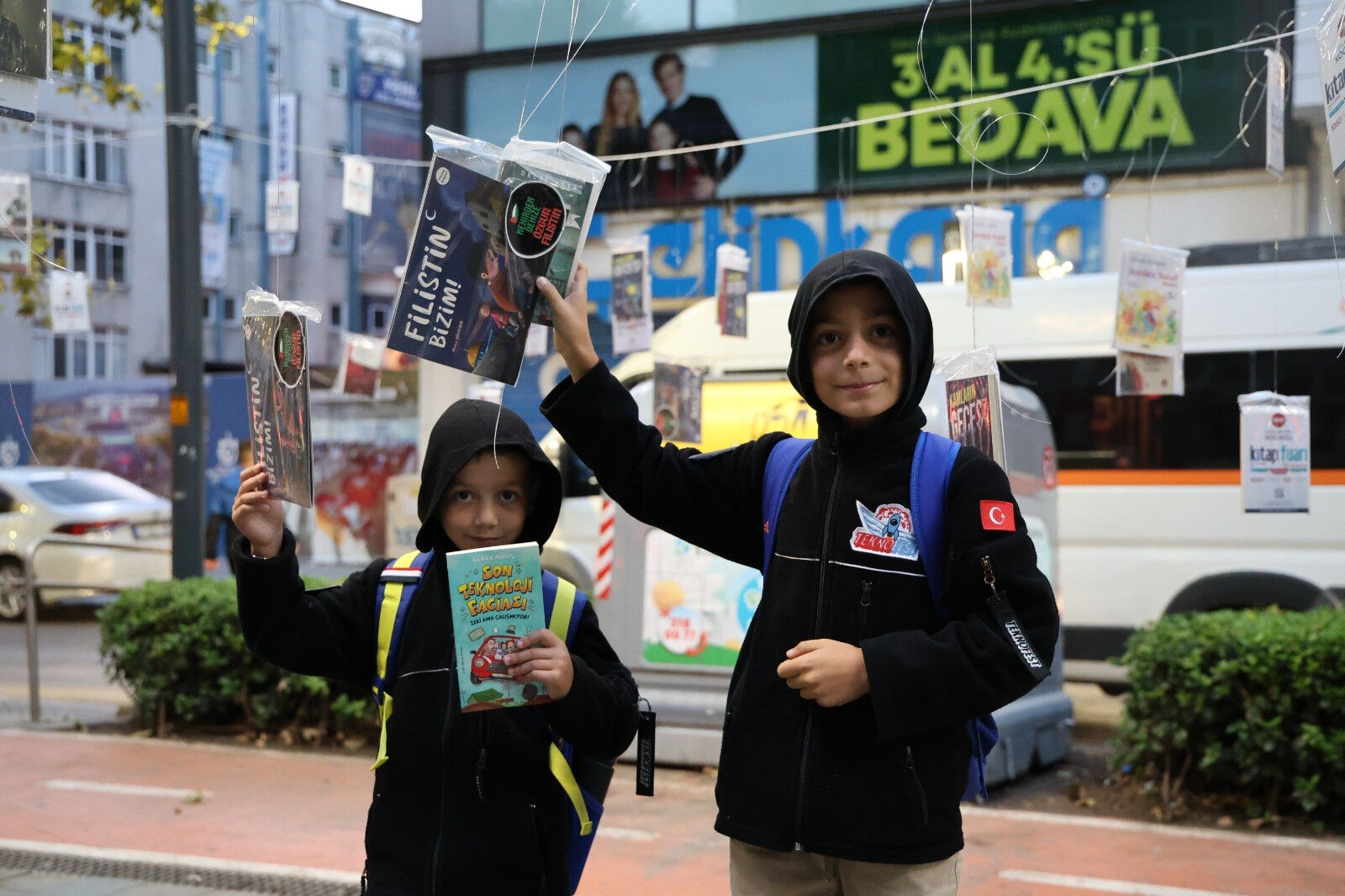Gelenek bozulmadı, Kocaeli’de kitaplar yine ağaçlarda açtı Gelenek bozulmadı, Kocaeli’de kitaplar yine ağaçlarda açtı - 3. Resim