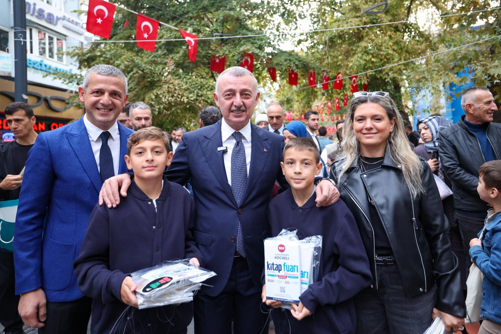 Gelenek bozulmadı, Kocaeli’de kitaplar yine ağaçlarda açtı Gelenek bozulmadı, Kocaeli’de kitaplar yine ağaçlarda açtı - 2. Resim