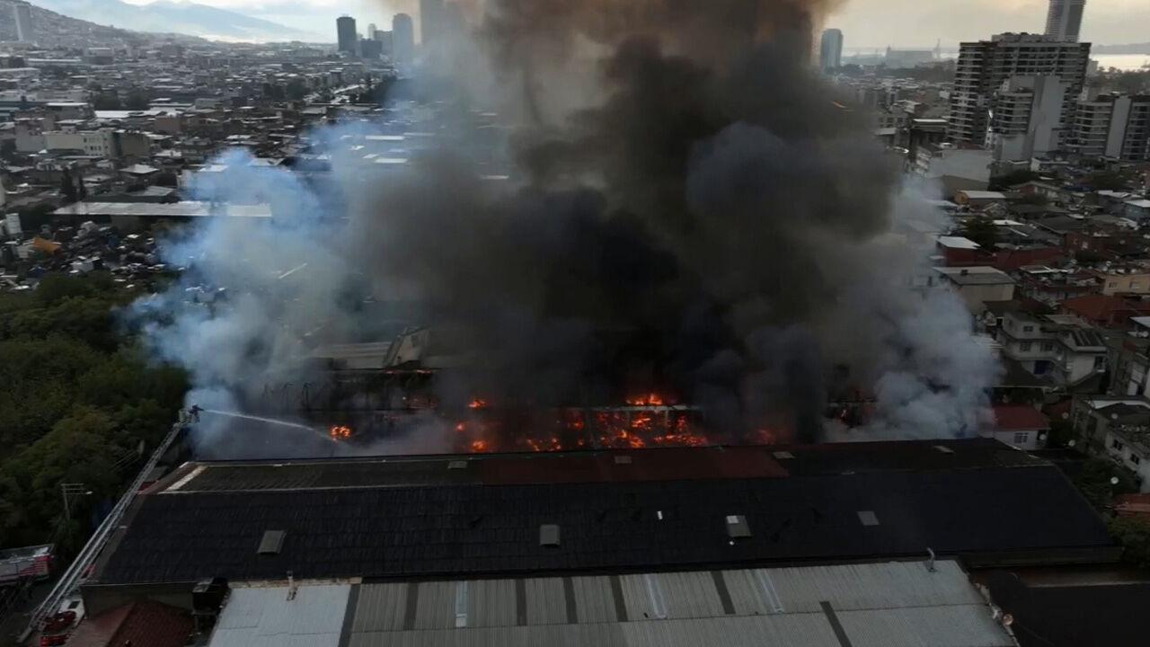 İzmir'de büyük fabrika yangını! Dumanlar kentin bir çok noktasından görüldü - 1. Resim