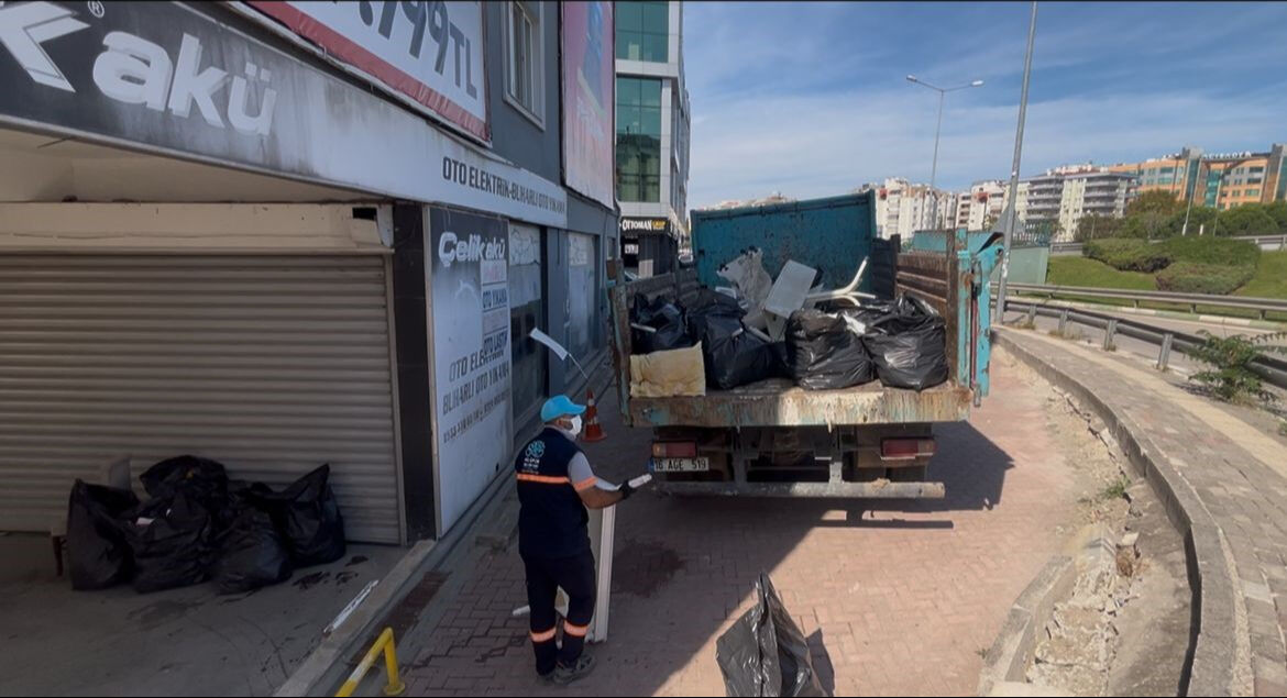 Köktü koku isyan ettirdi, ekipler harekete geçti! Yemek artıkları, böcek istilası... Köktü koku isyan ettirdi, ekipler harekete geçti! Yemek artıkları, böcek istilası... - 3. Resim
