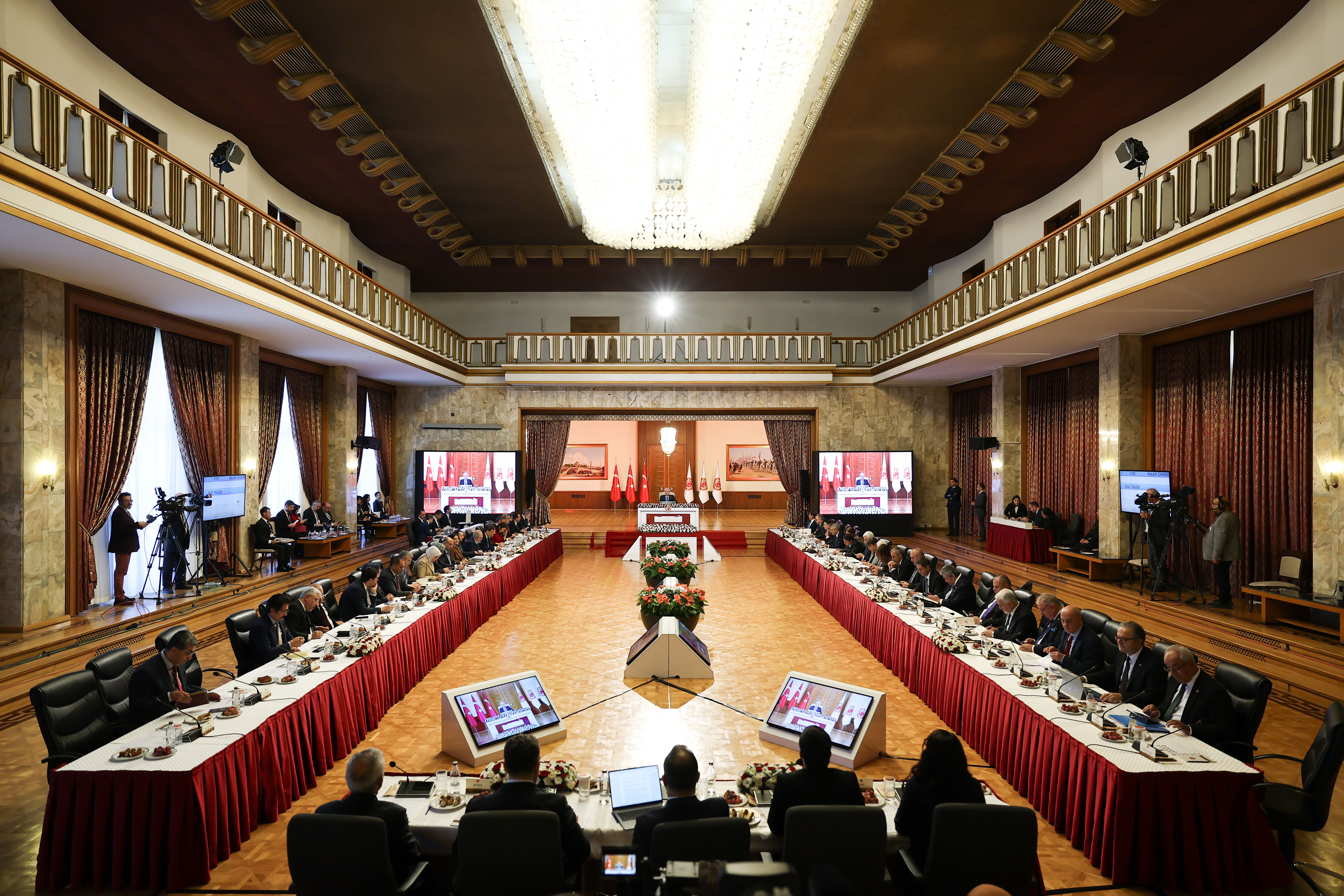 Komisyon çalışmalarında yol haritası şekilleniyor! İmralı’ya gidiş gündemde yok - 2. Resim