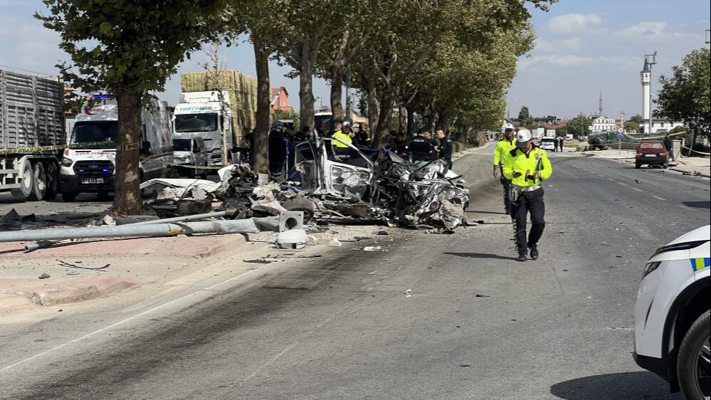 Konya'da korkunç kazada araç ikiye bölündü! Ölü ve yaralının olduğu olay kamerada - 2. Resim