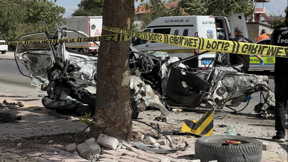 Konya'da korkunç kazada araç ikiye bölündü! Ölü ve yaralının olduğu olay kamerada - 1. Resim