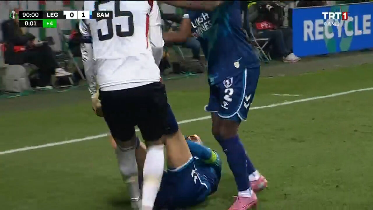 Legia Varşova-Samsunspor maçında ilginç anlar! Zeki Yavru bacaklarından tutularak sürüklendi - 1. Resim