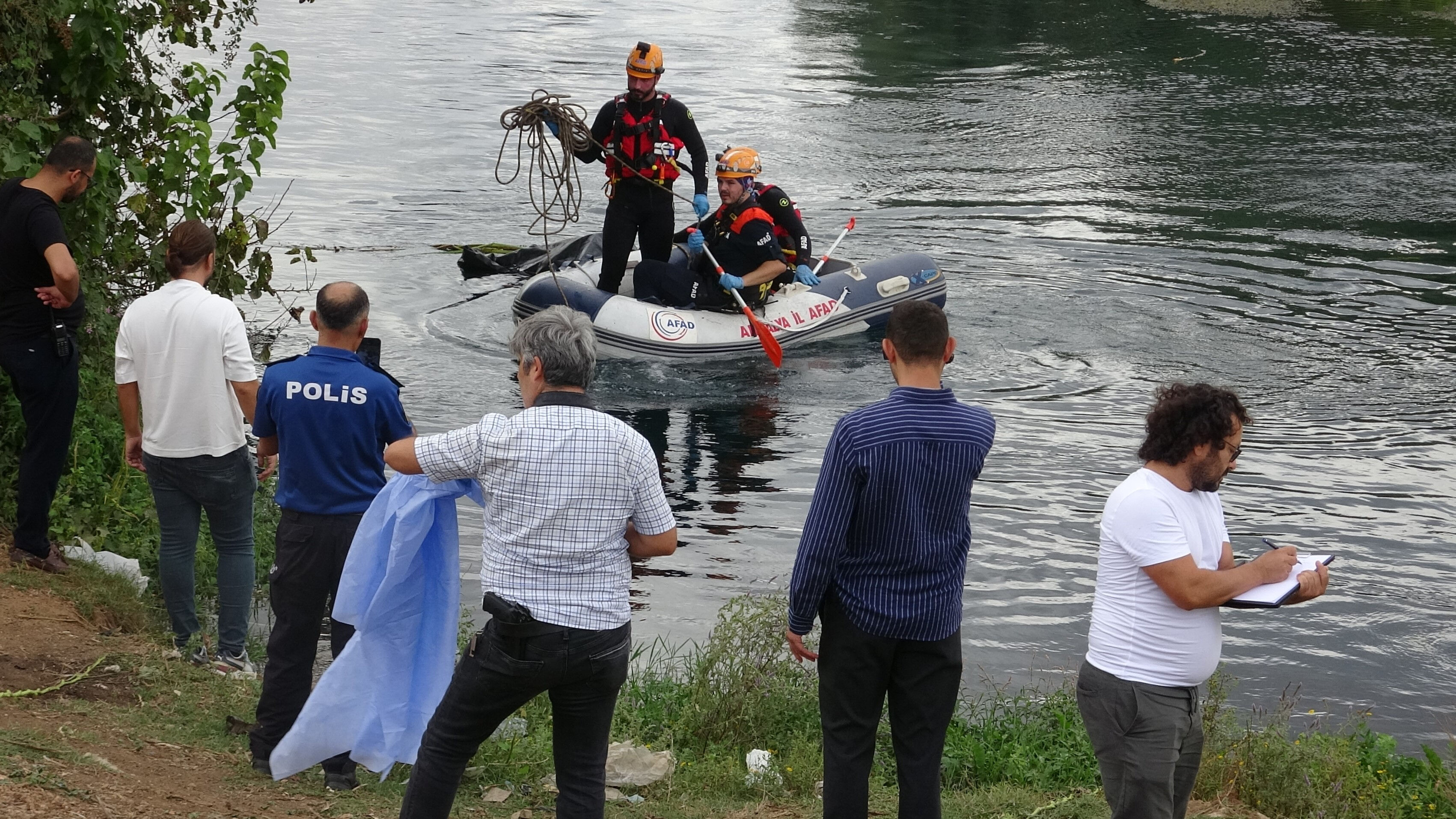 Su teresi toplarken korkun&ccedil; manzarayla karşılaştılar! &Uuml;zerinden sadece tespih ve ulaşım kartı &ccedil;ıktı - 1. Resim