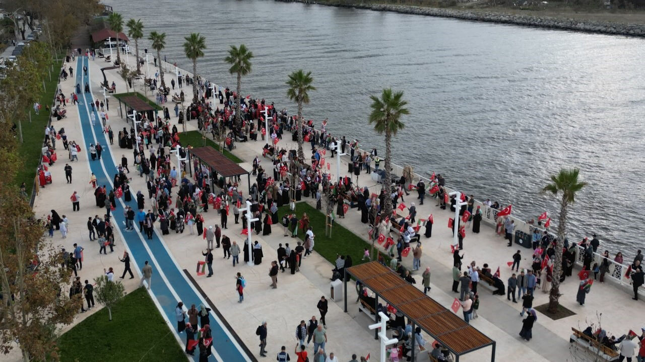 Türkiye'nin dört bir yanından Filistin'e destek! Tekne ile Karadeniz'e açıldılar - 2. Resim