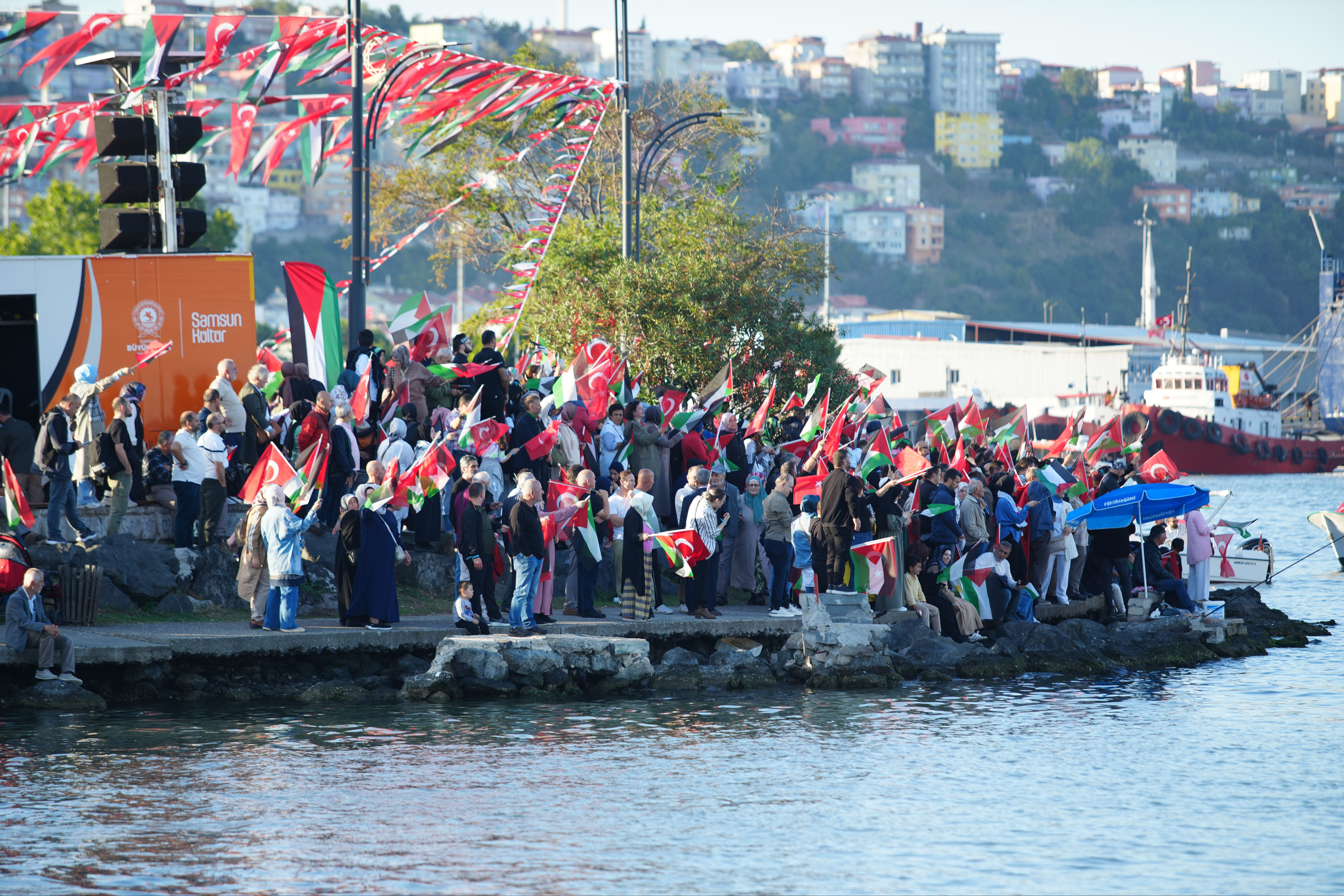 Türkiye'nin dört bir yanından Filistin'e destek! Tekne ile Karadeniz'e açıldılar - 3. Resim