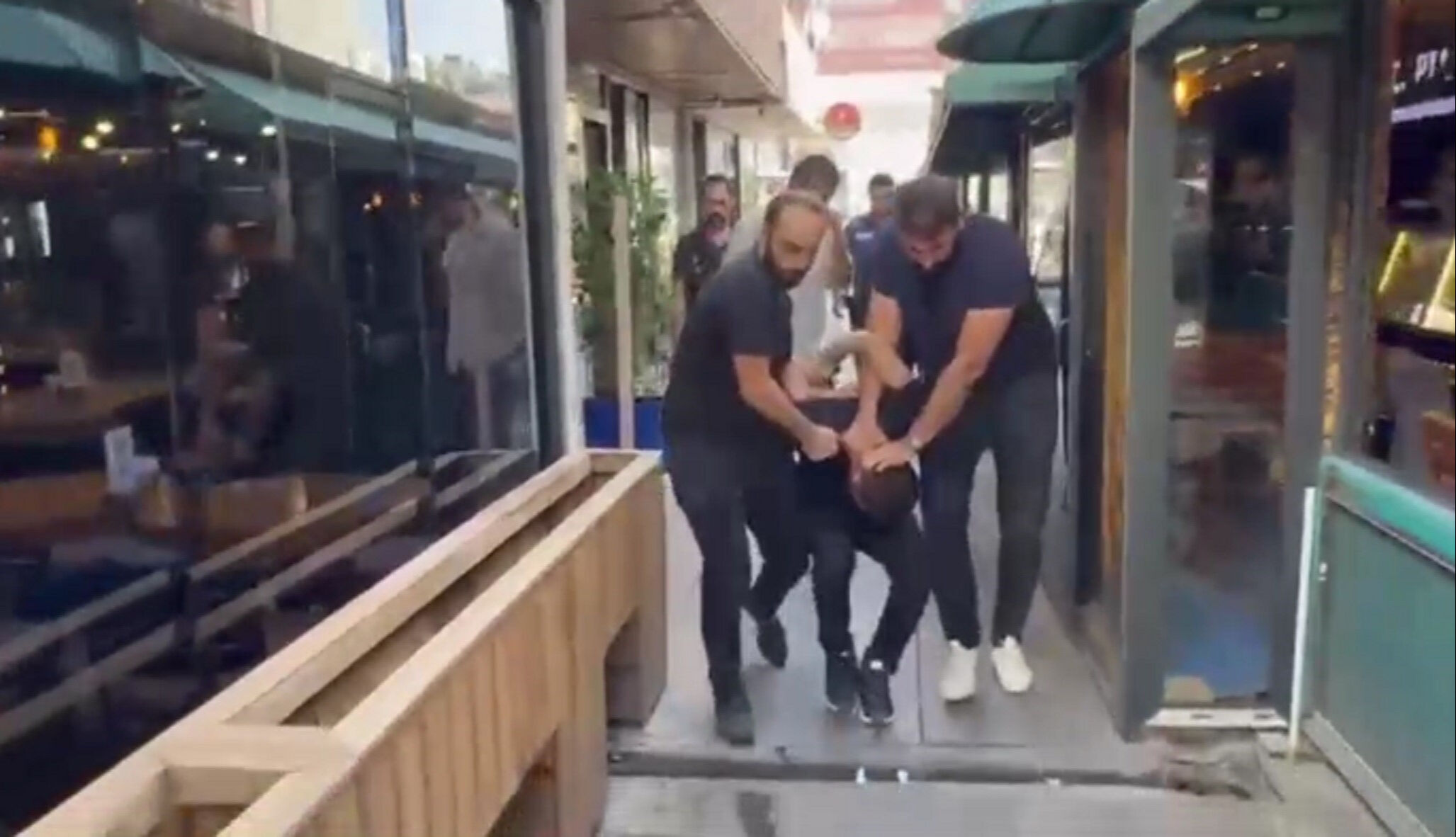 15 yıl hapisle aranıyordu! Polis yakalamak için vinçle gitti - 1. Resim