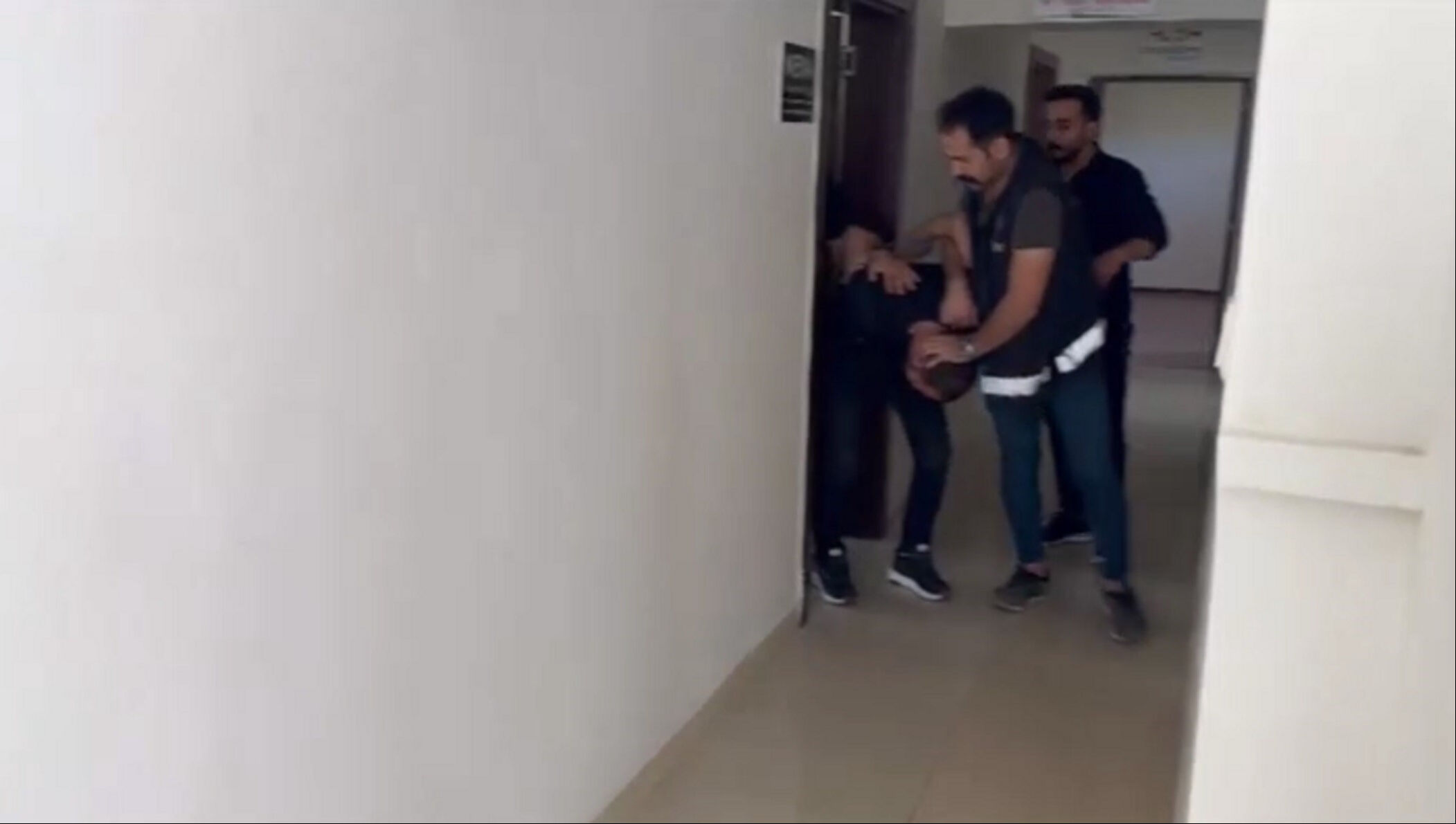 15 yıl hapisle aranıyordu! Polis yakalamak için vinçle gitti - 2. Resim