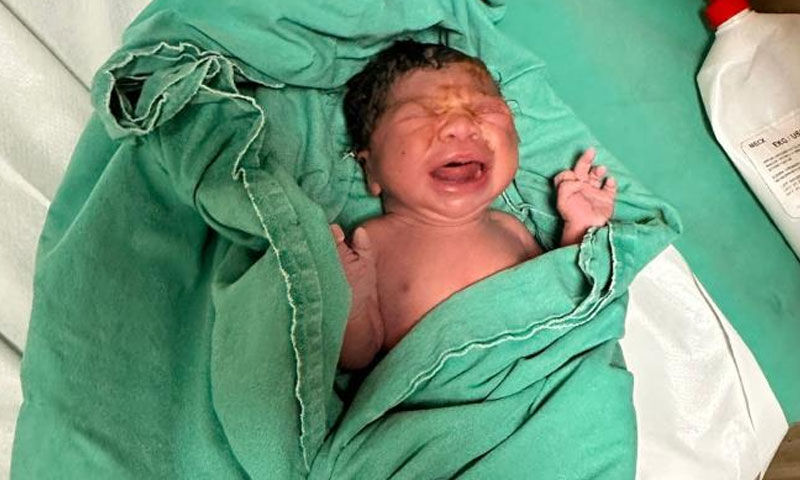 Adana’da acil doğum anı: Takside erkek bebek dünyaya geldi - 1. Resim