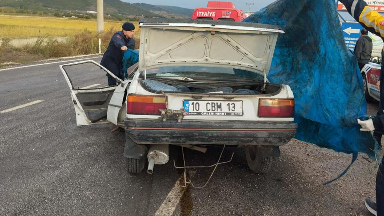 Balıkesir'de öğrenci servisi ile otomobil çarpıştı! Ölü ve yaralılar var - 1. Resim