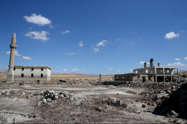 Barajdaki su çekildi, geçmiş ortaya çıktı: 4 eski yerleşim yeri yeniden göründü! - 2. Resim