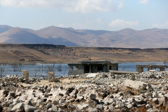 Barajdaki su çekildi, geçmiş ortaya çıktı: 4 eski yerleşim yeri yeniden göründü! - 1. Resim