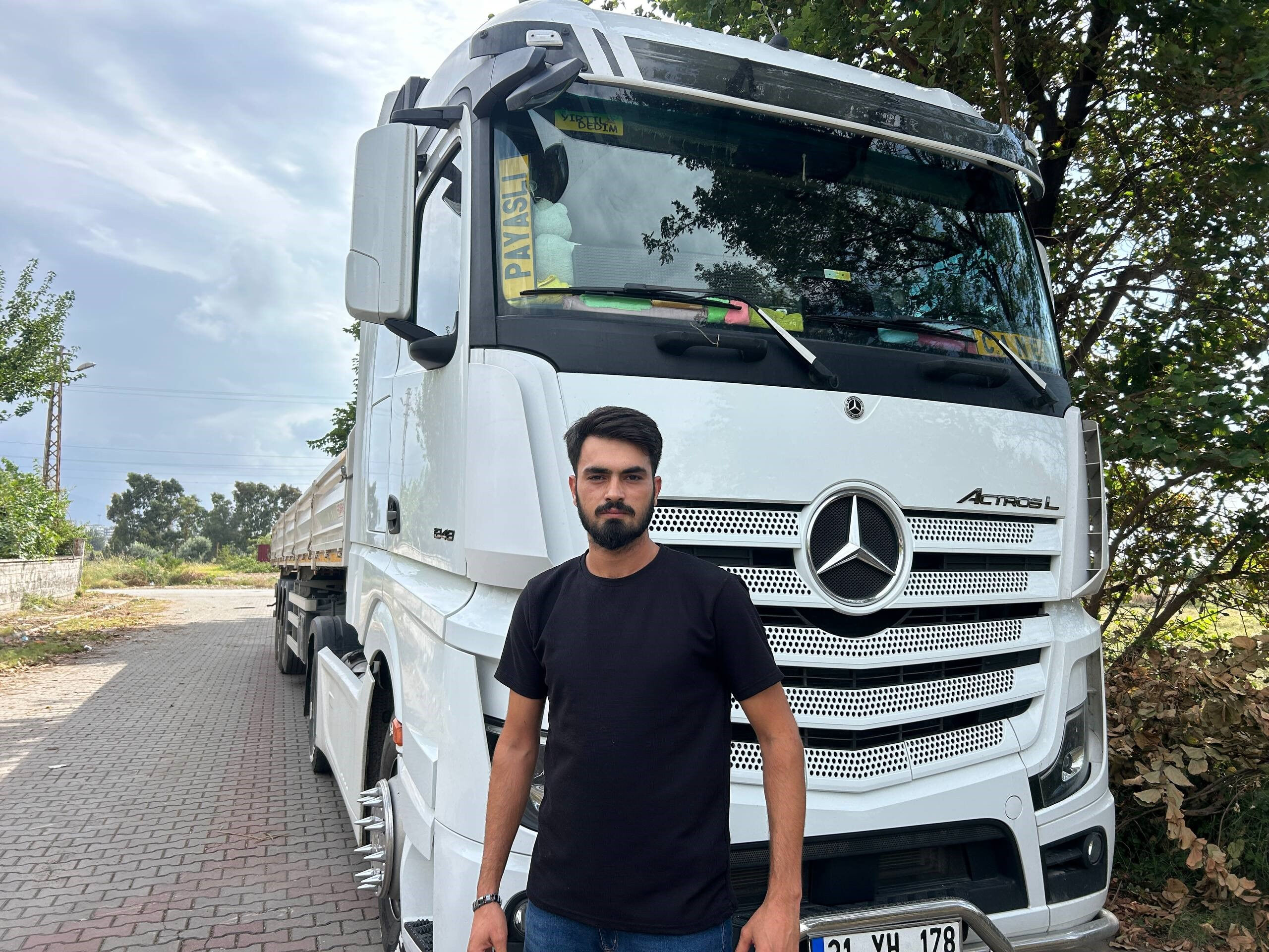 Evladının cinsiyetini tırlardan öğrendi! Hatay'da tır şoförü babaya ilginç şov - 3. Resim