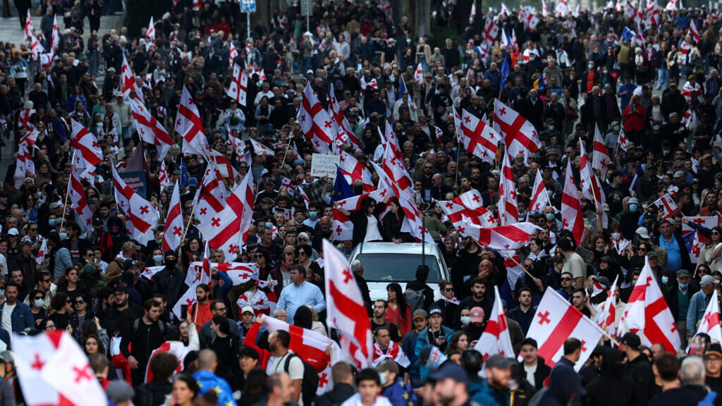Gürcistan'da sokaklar karıştı! Polis ve göstericiler karşı karşıya - 3. Resim