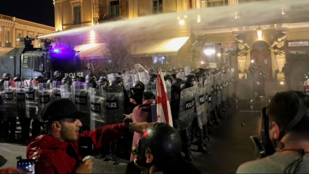 Gürcistan'da sokaklar karıştı! Polis ve göstericiler karşı karşıya - 1. Resim