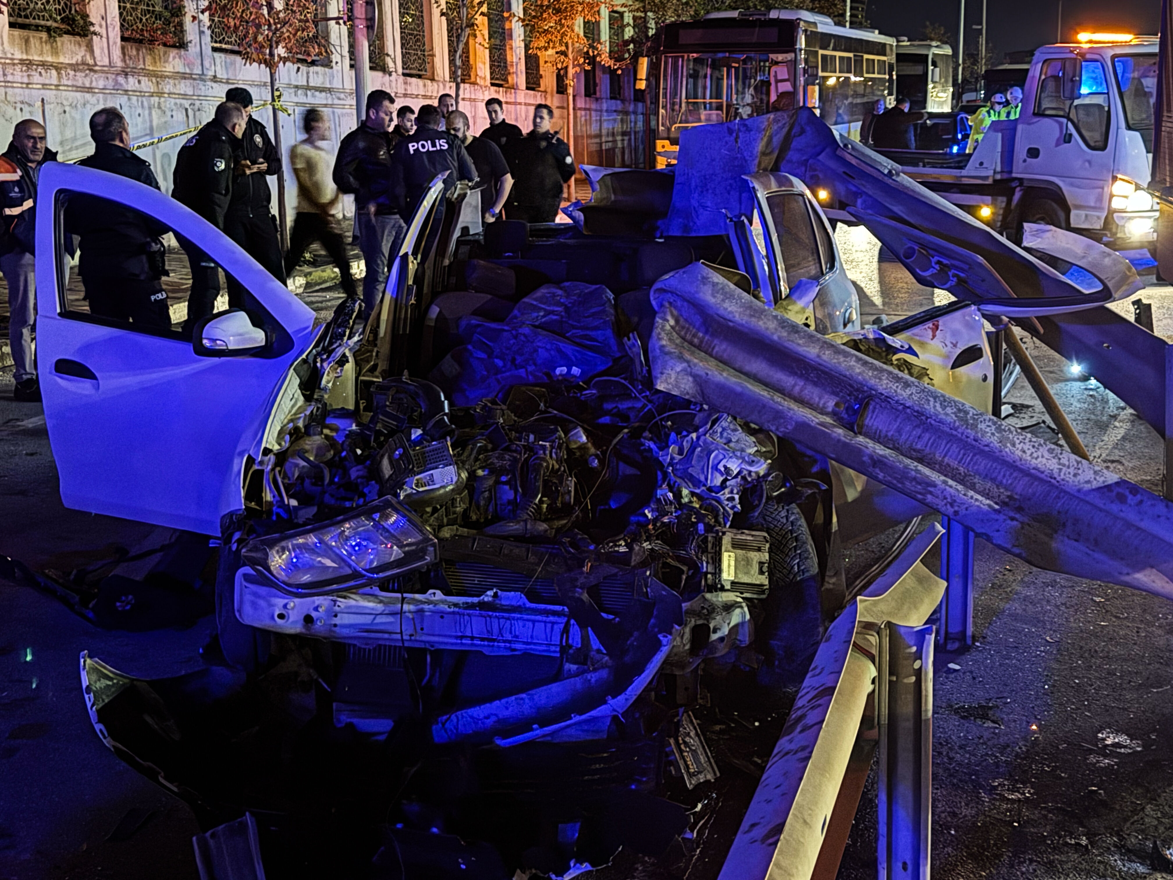 İstanbul'da feci kaza! Bariyer otomobilin içinden geçti - 1. Resim