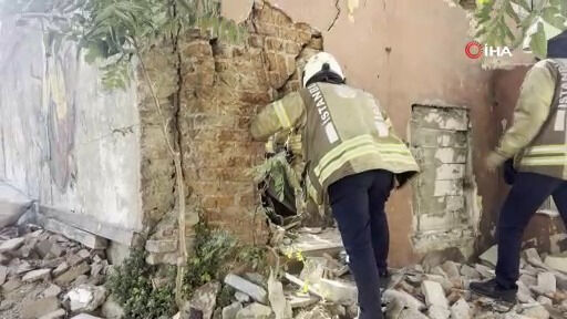 İstanbul'da sıcak saatler! Fatih'te metruk bina çöktü, ekipler olay yerinde - 1. Resim