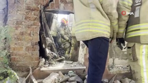 İstanbul'da sıcak saatler! Fatih'te metruk bina çöktü, ekipler olay yerinde - 2. Resim