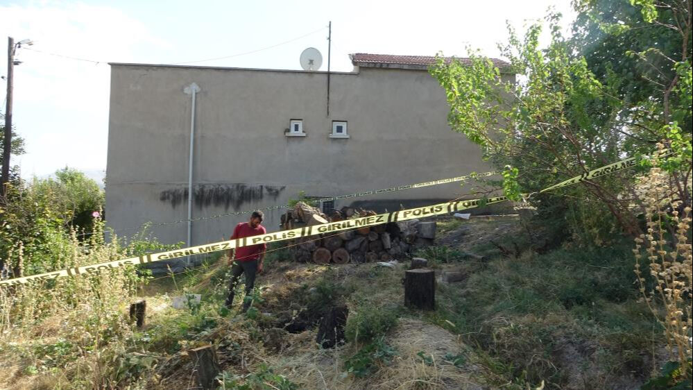 Kayısı bahçesinde ürküten görüntü! Bir anda çöktü, 6 metre derinliği var - 2. Resim