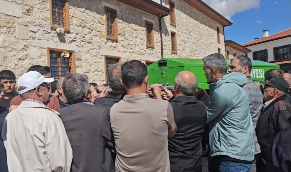 Kırmızı ışıkta beklerken feci şekilde can verdi! Konya, Mevlüt öğretmeni son yolculuğuna uğurladı - 1. Resim