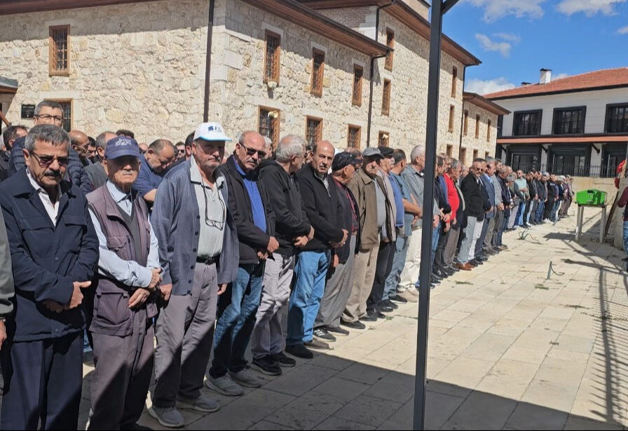 Kırmızı ışıkta beklerken feci şekilde can verdi! Konya, Mevlüt öğretmeni son yolculuğuna uğurladı - 2. Resim