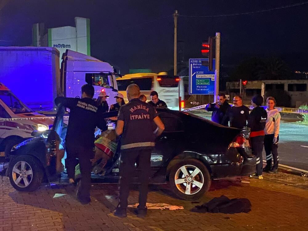 Manisa'da korkunç kaza! Tır otomobili ezdi, ölü ve yaralılar var - 1. Resim