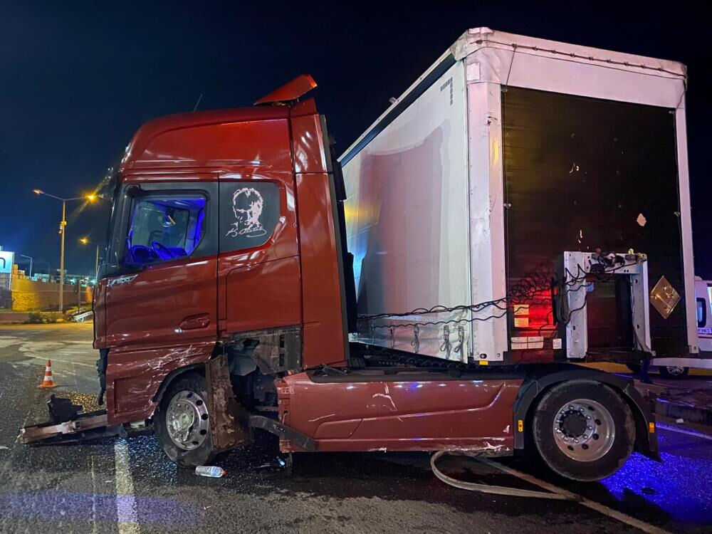 Manisa'da korkunç kaza! Tır otomobili ezdi, ölü ve yaralılar var - 2. Resim