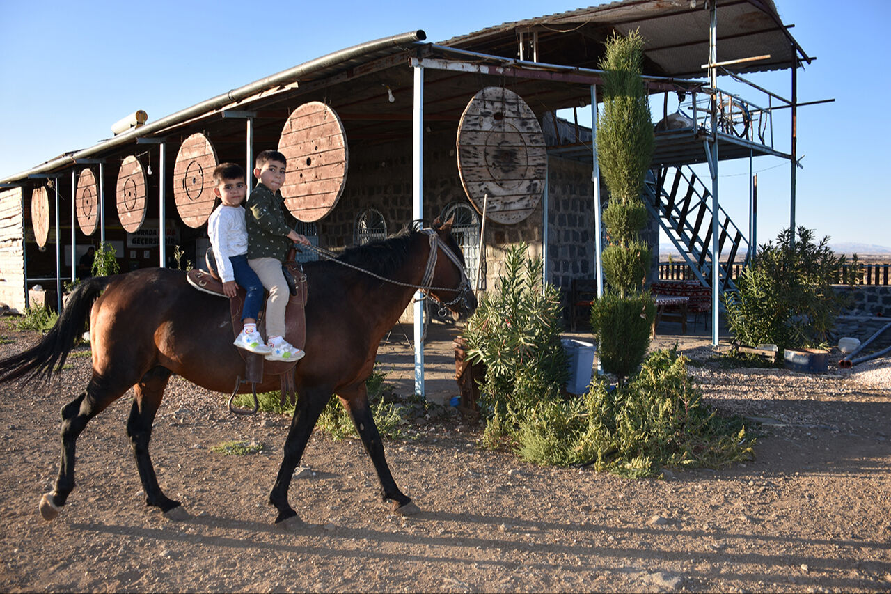 Para geçmeyen tesis ilgi odağı oldu: Çay, çorbaya, kahvaltı, ata binme... Hepsi ücretsiz - 5. Resim