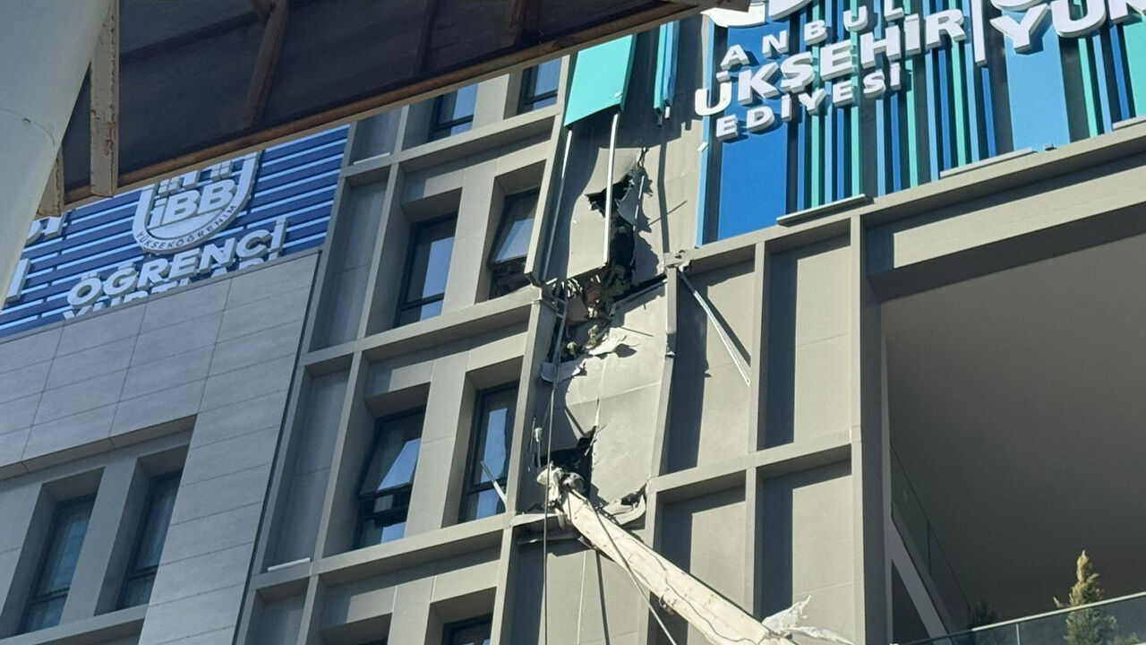 Şişli'de inşaat alanındaki vinç devrildi! Ekipler bölgede - 1. Resim