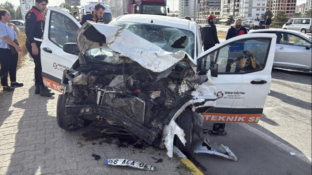 Sivas'ta zincirleme kaza! Ölü ve yaralılar var - 1. Resim
