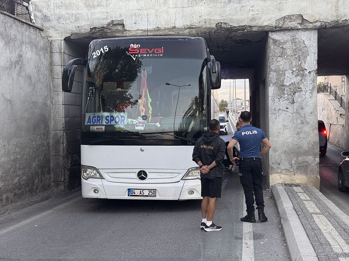 Takım otobüsü alt geçitte sıkıştı: Ekipler geldi, araç böyle kurtarıldı Takım otobüsü alt geçitte sıkıştı: Ekipler geldi, araç böyle kurtarıldı - 1. Resim