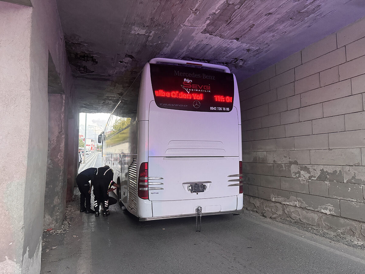 Takım otobüsü alt geçitte sıkıştı: Ekipler geldi, araç böyle kurtarıldı Takım otobüsü alt geçitte sıkıştı: Ekipler geldi, araç böyle kurtarıldı - 2. Resim