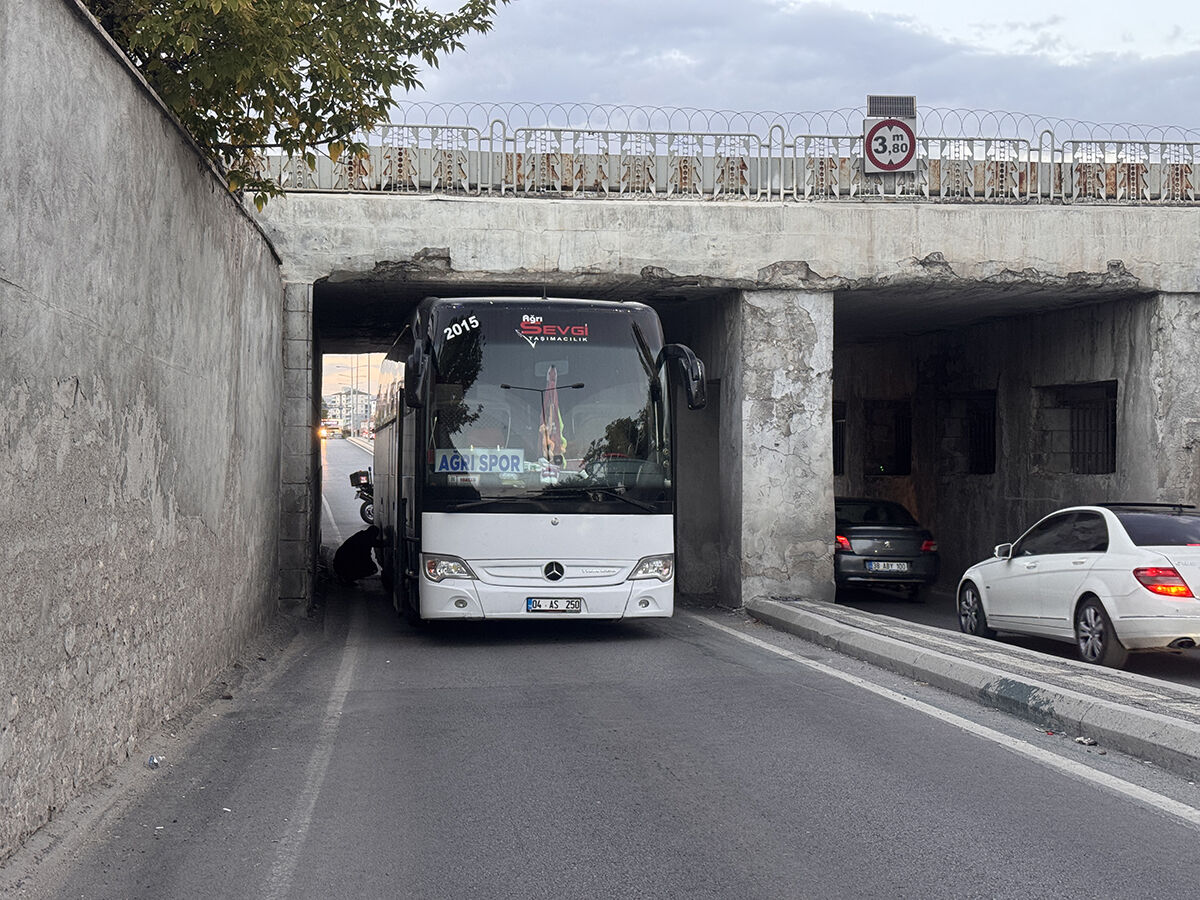 Takım otobüsü alt geçitte sıkıştı: Ekipler geldi, araç böyle kurtarıldı Takım otobüsü alt geçitte sıkıştı: Ekipler geldi, araç böyle kurtarıldı - 3. Resim
