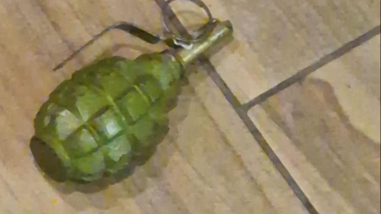 Adana&#039;da korku dolu anlar! Pastaneye pimi çekilmemiş el bombası atıldı