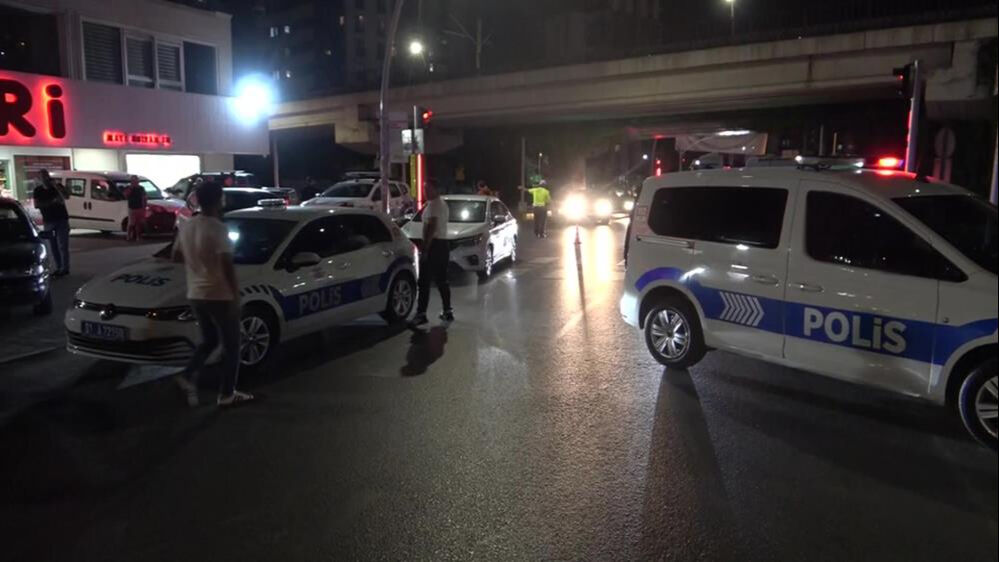 Adana'da korku dolu anlar! Pastaneye pimi çekilmemiş el bombası atıldı - 1. Resim