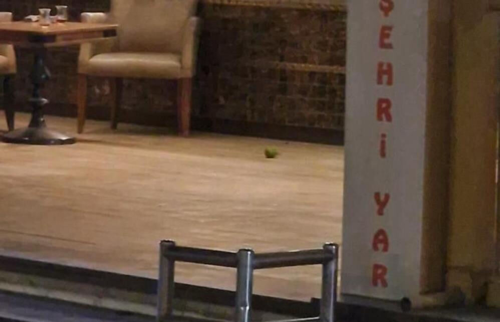 Adana'da korku dolu anlar! Pastaneye pimi çekilmemiş el bombası atıldı - 2. Resim