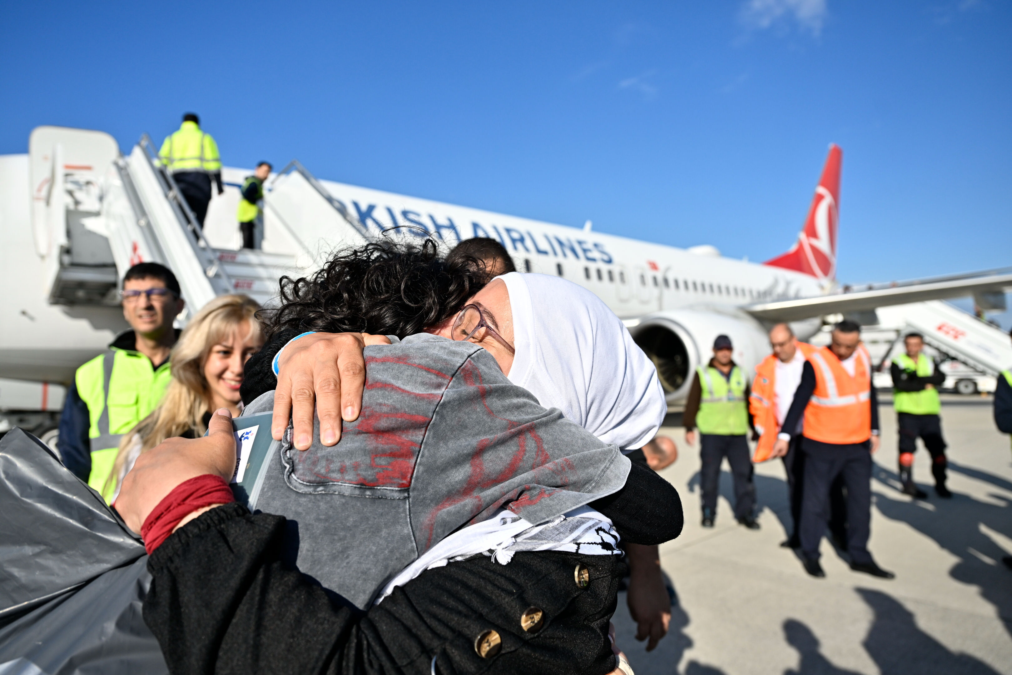 Aktivistler yaşadıkları dehşeti anlattı: Çıplak arama yapıp su bile vermediler - 1. Resim