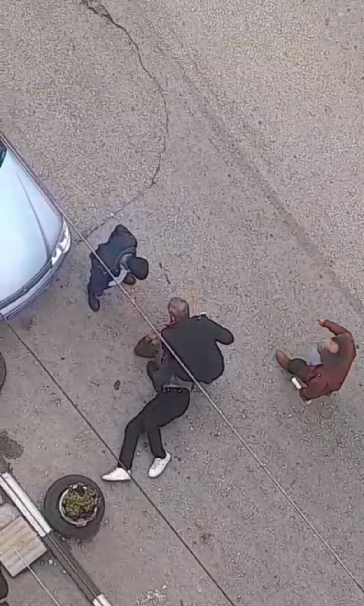 Çocuğa taciz iddiası mahalleyi ayağa kaldırdı! Sokak ortasında meydan dayağı kamerada - 1. Resim