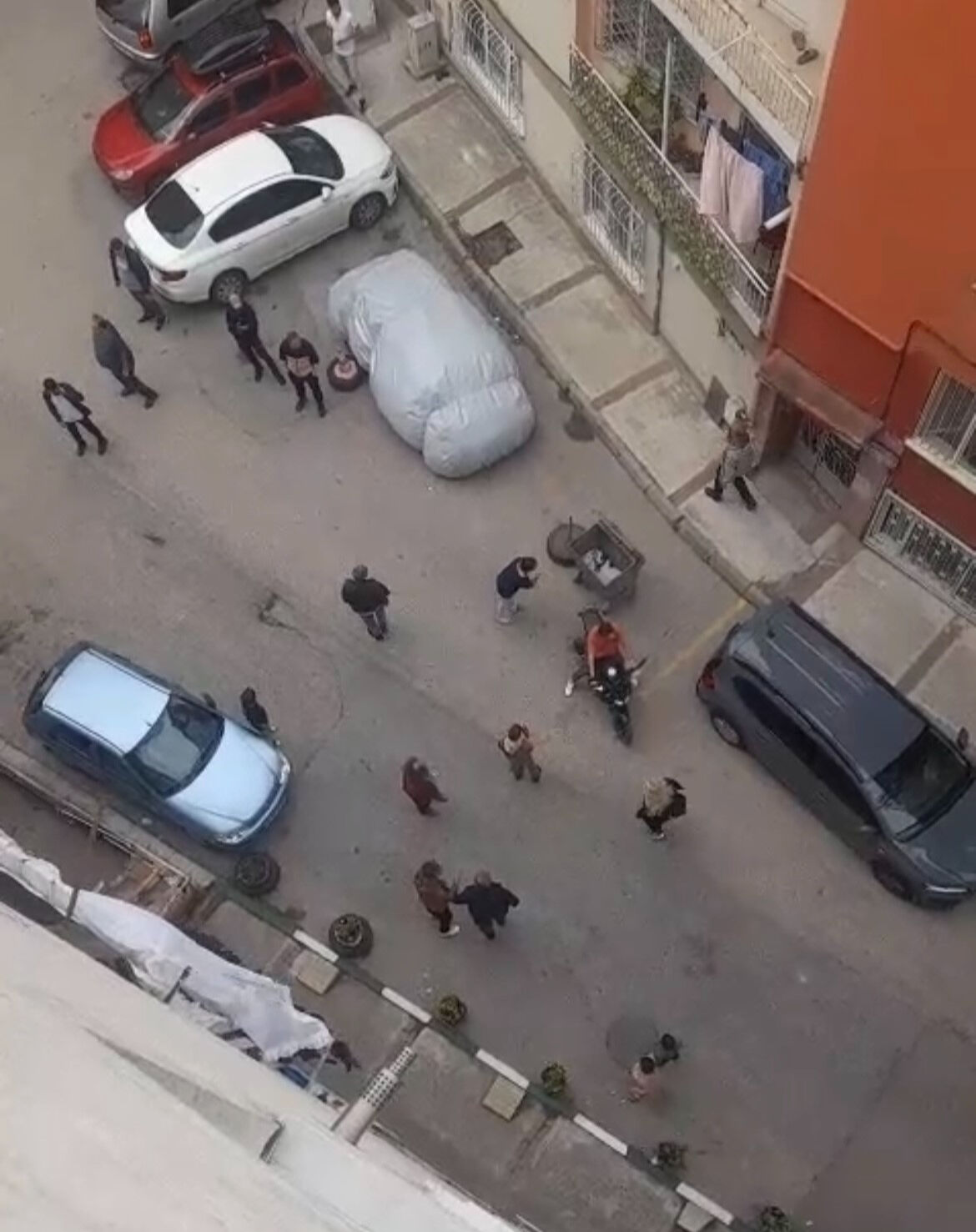 Çocuğa taciz iddiası mahalleyi ayağa kaldırdı! Sokak ortasında meydan dayağı kamerada - 2. Resim