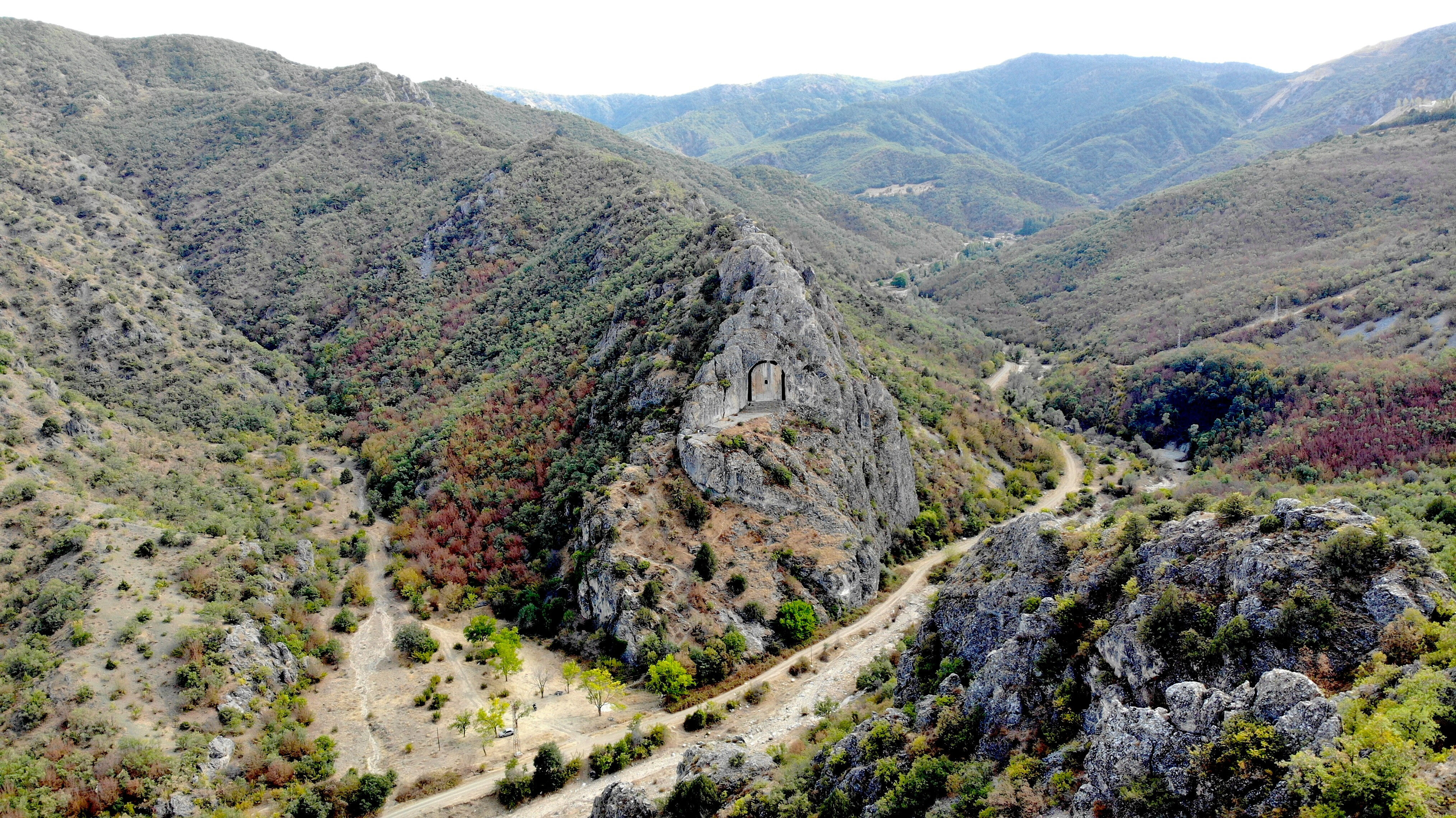 Çorum'daki Kapılıkaya Kaya Mezarı’nın gizemi ‘IKEZIOS’ yazısıyla aralanıyor - 3. Resim