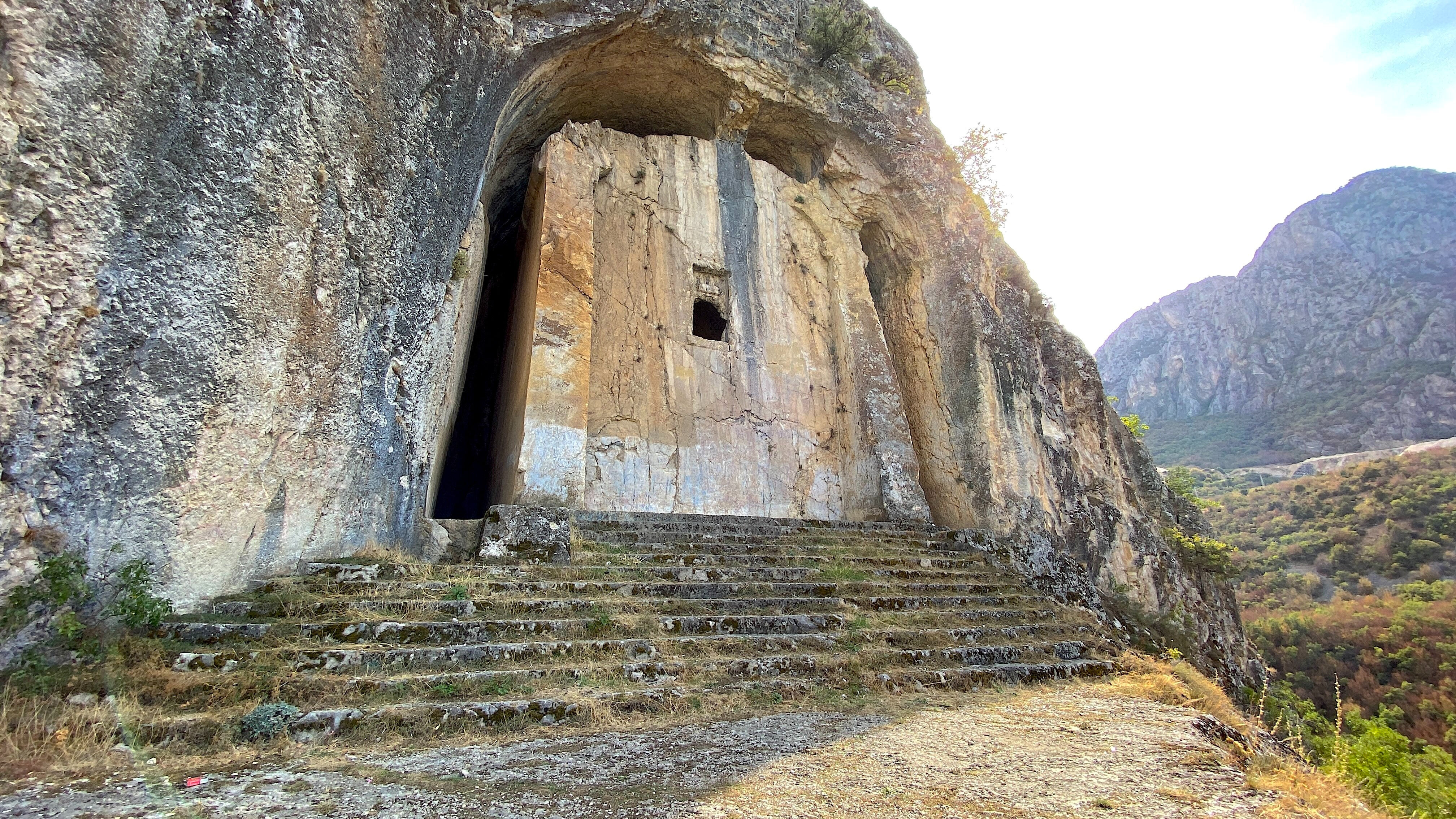 Çorum'daki Kapılıkaya Kaya Mezarı’nın gizemi ‘IKEZIOS’ yazısıyla aralanıyor - 2. Resim