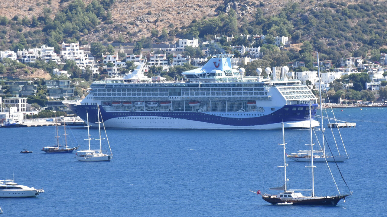 Dev gemi Bodrum Limanı'na demir attı: Yüzlerce İngiliz turist ilçeye akın etti - 2. Resim
